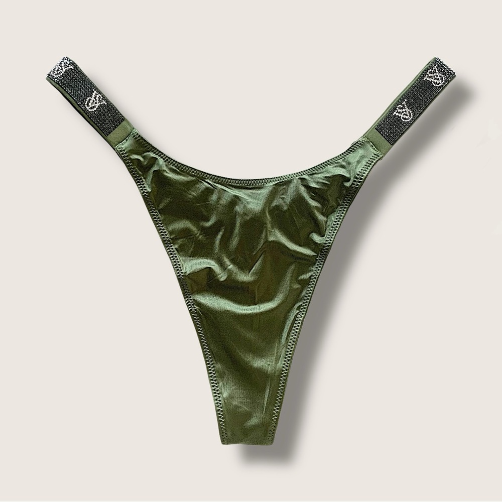 Victoria’s Secret Thong Panty Medium New